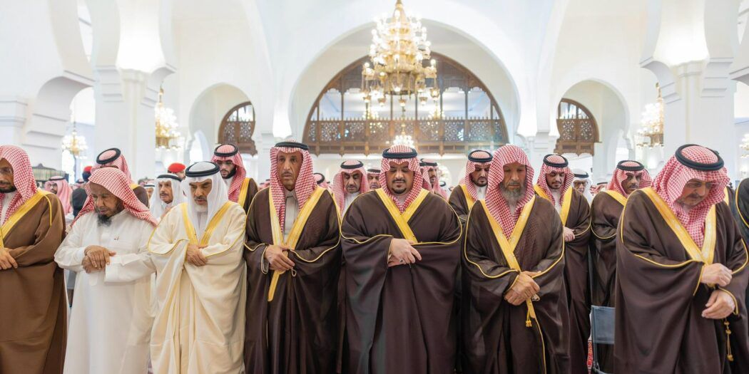 نائب أمير الرياض يؤدي صلاة الميت على حمد بن عبدالعزيز الجميح