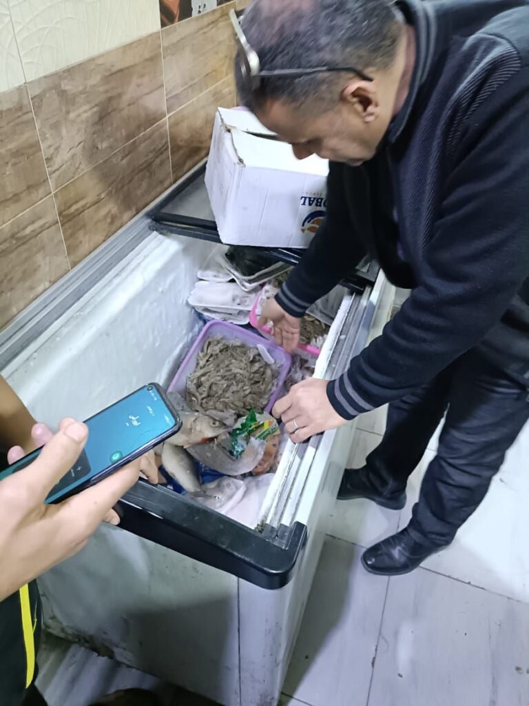 img-20260318-wa00112535161299762758310-768x1024 محافظة الجيزة تضبط 9 أطنان من الأسماك المملحة المدخنة وأغذية فاسدة ولحوم مذبوحة خارج المجازر قبل عيد الفطر