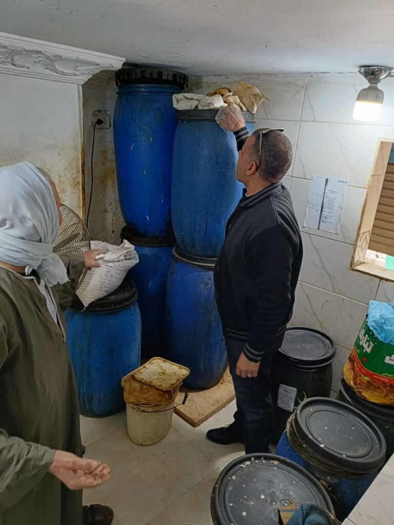 img-20260318-wa00153838559452626263701-768x1024 محافظة الجيزة تضبط 9 أطنان من الأسماك المملحة المدخنة وأغذية فاسدة ولحوم مذبوحة خارج المجازر قبل عيد الفطر