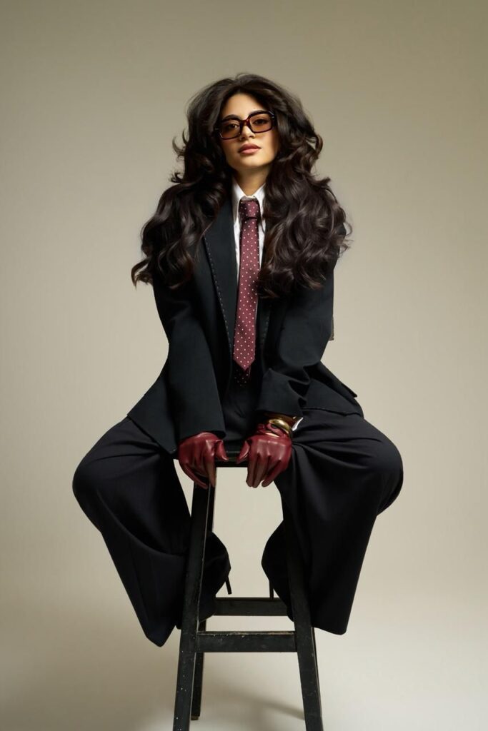 img-20260331-wa00174154593458995857888-683x1024 بسنت حاتم تخطف الأنظار بإطلالة فورمال جريئة وتلمّح لمفاجأة فنية قريبة