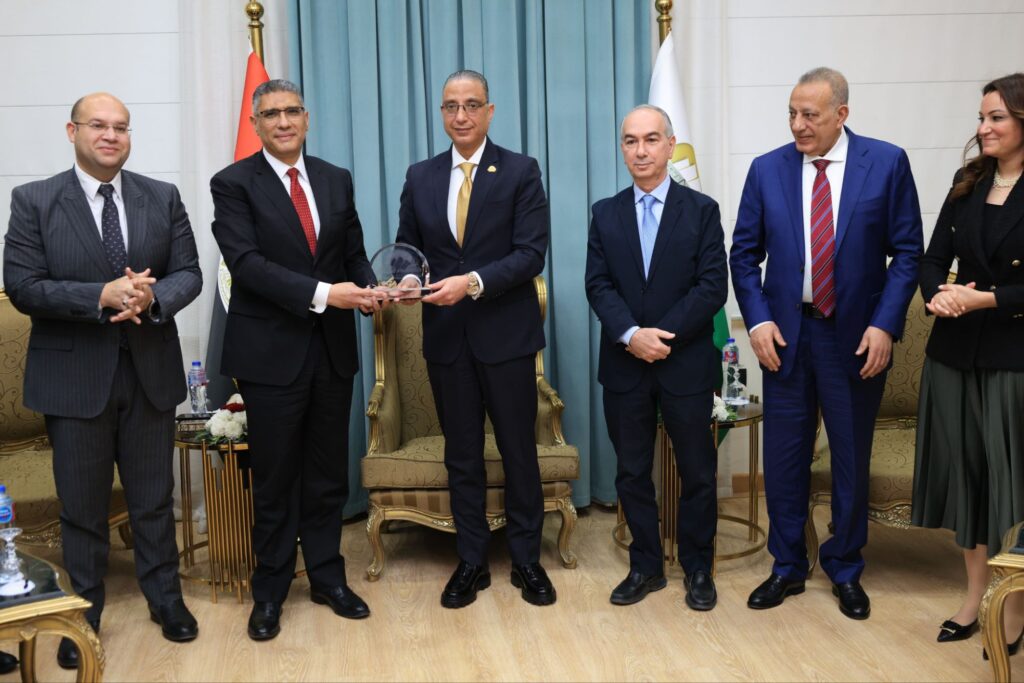 img-20260331-wa0026409592724914427369-1024x683 محافظ الجيزة يكرّم المهندس عادل النجار ويهديه درع المحافظة تقديرًا لجهوده