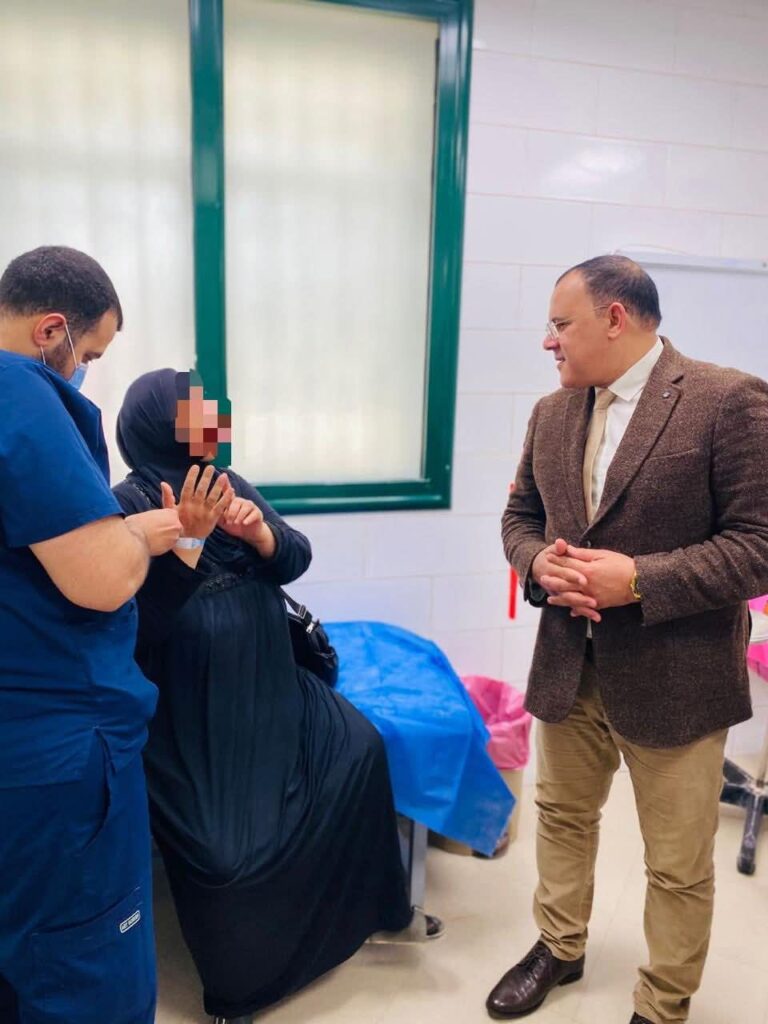 10010205566206418810130714404-768x1024 مدير عام فرع هيئة الرعاية الصحية ببورسعيد يتفقد مستشفى الزهور لمتابعة "رحلة المريض" والاطمئنان على جودة الخدمات الطبية بقسم الطوارئ واستعدادات الجاهزية خلال فترة الأعياد
