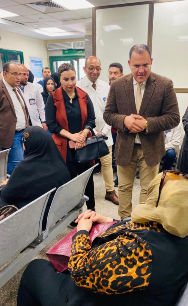 1001020558445368407847680554-631x1024 مدير عام فرع هيئة الرعاية الصحية ببورسعيد يتفقد مستشفى الزهور لمتابعة "رحلة المريض" والاطمئنان على جودة الخدمات الطبية بقسم الطوارئ واستعدادات الجاهزية خلال فترة الأعياد