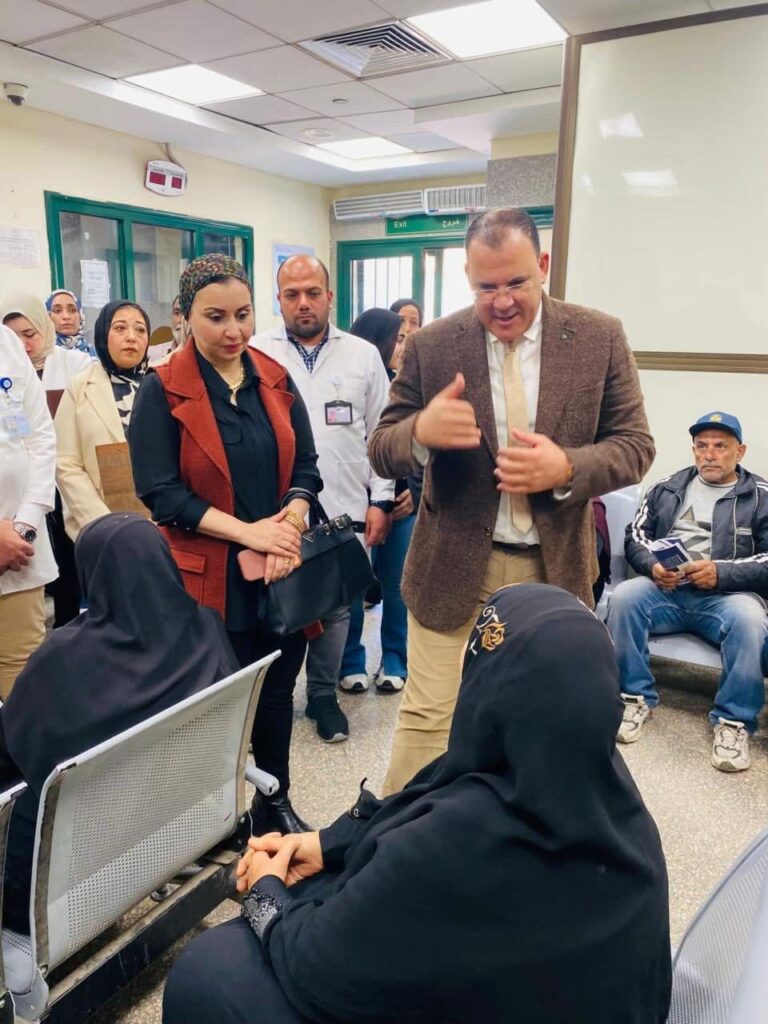 10010205632709235707310690160-768x1024 مدير عام فرع هيئة الرعاية الصحية ببورسعيد يتفقد مستشفى الزهور لمتابعة "رحلة المريض" والاطمئنان على جودة الخدمات الطبية بقسم الطوارئ واستعدادات الجاهزية خلال فترة الأعياد