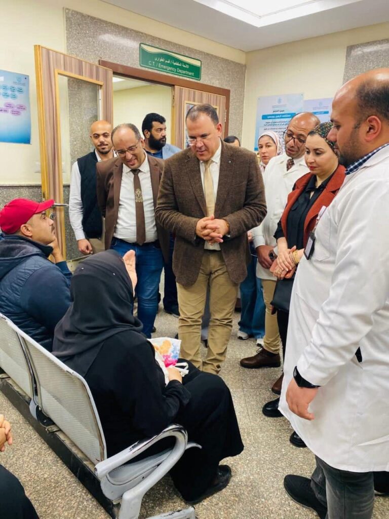 10010205648275790663562286110-768x1024 مدير عام فرع هيئة الرعاية الصحية ببورسعيد يتفقد مستشفى الزهور لمتابعة "رحلة المريض" والاطمئنان على جودة الخدمات الطبية بقسم الطوارئ واستعدادات الجاهزية خلال فترة الأعياد
