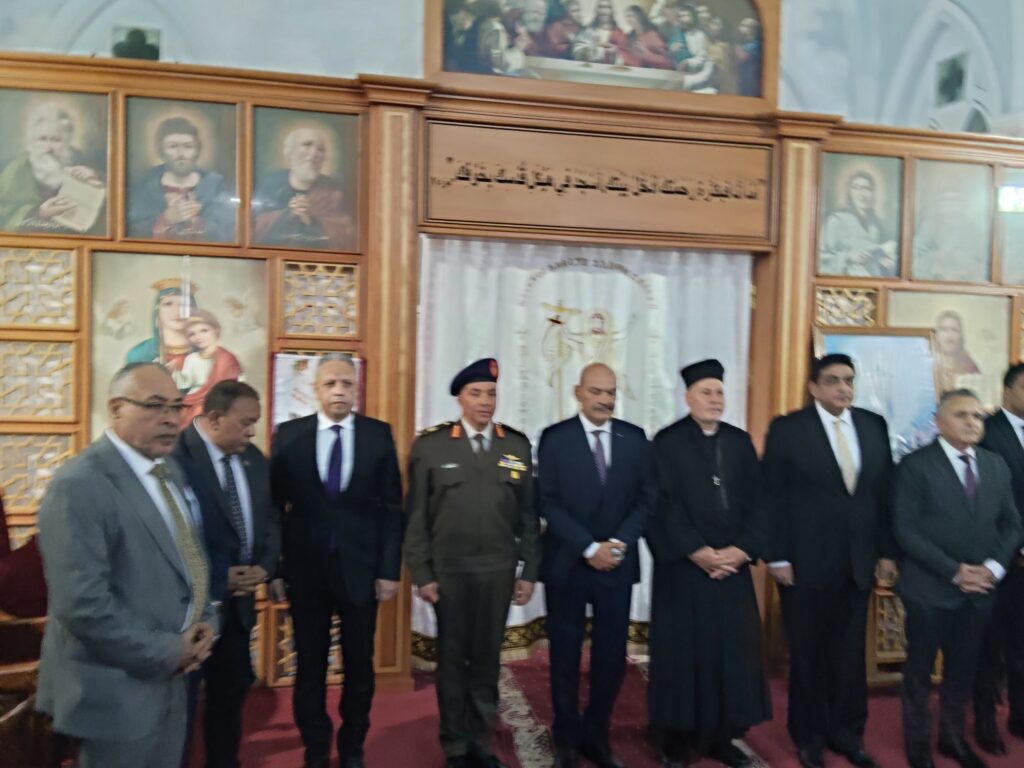 10010210483018203924199421609-1024x768 محافظ السويس وقائد الجيش الثالث الميداني ومدير الأمن والنواب وأهالي السويس يقدمون التهنئة للأخوة الأقباط بمناسبة عيد القيامة المجيد.