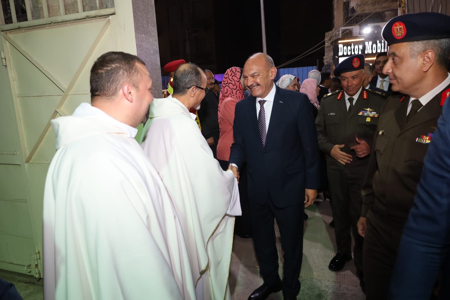 محافظ السويس وقائد الجيش الثالث الميداني ومدير الأمن والنواب وأهالي السويس يقدمون التهنئة للأخوة الأقباط بمناسبة عيد القيامة المجيد.