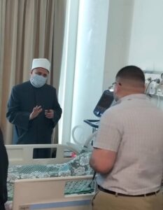 10010241081830148831880247044-233x300 مديرية أوقاف السويس تقوم بزيارة الطفل باسل محمد في المجمع الطبي بالسويس.
