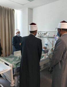 10010241096309958104681620870-233x300 مديرية أوقاف السويس تقوم بزيارة الطفل باسل محمد في المجمع الطبي بالسويس.