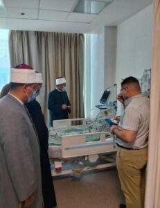 10010241104463231453785880914-231x300 مديرية أوقاف السويس تقوم بزيارة الطفل باسل محمد في المجمع الطبي بالسويس.
