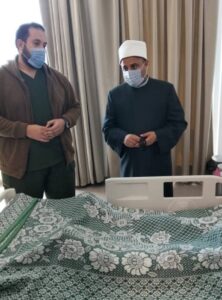 10010241118292549961916390350-222x300 مديرية أوقاف السويس تقوم بزيارة الطفل باسل محمد في المجمع الطبي بالسويس.