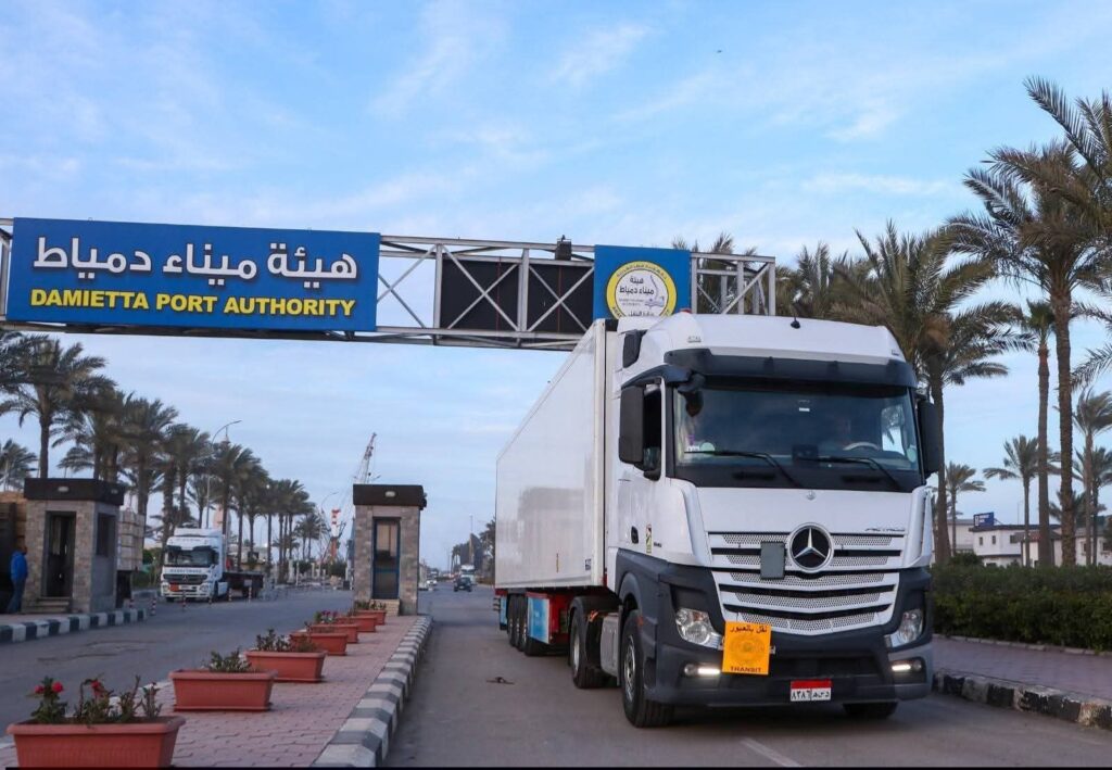 fb_img_17760788698933639690388010588810-1024x709 تواصل تدفق شحنات الترانزيت عبر خط “الرورو” بميناء دمياط في إطار الخدمة الجديدة المتجهة إلى دول الخليج