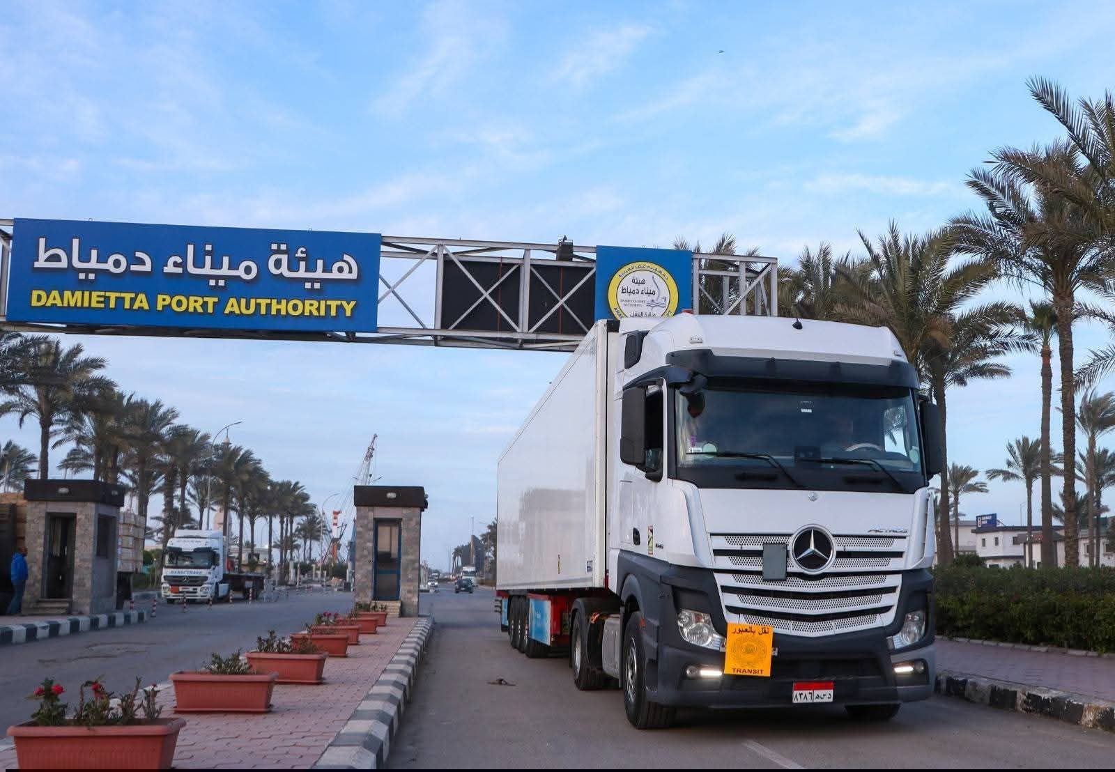 تواصل تدفق شحنات الترانزيت عبر خط “الرورو” بميناء دمياط في إطار الخدمة الجديدة المتجهة إلى دول الخليج