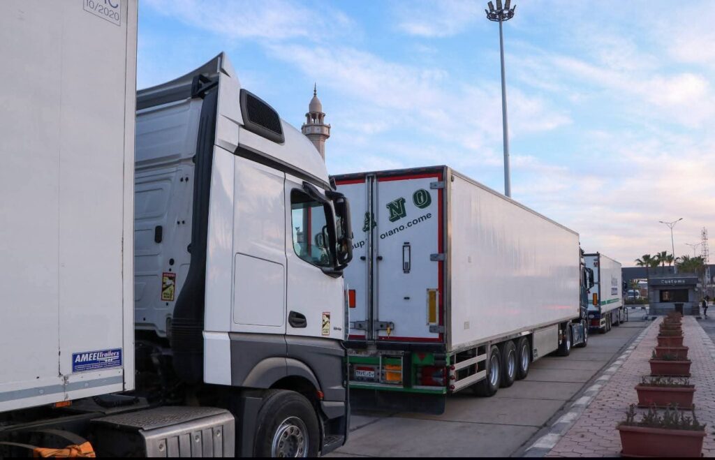 fb_img_17760788776072605655578545304447-1024x659 تواصل تدفق شحنات الترانزيت عبر خط “الرورو” بميناء دمياط في إطار الخدمة الجديدة المتجهة إلى دول الخليج