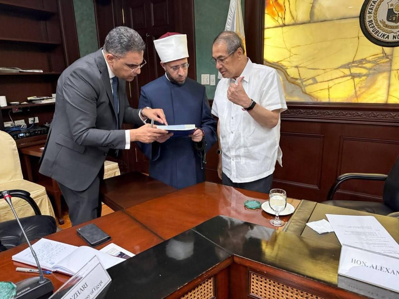 رئيس المحكمة العليا بالفلبين يستقبل وزير الأوقاف لبحث تدريب القضاة الشرعيين بأكاديمية الأوقاف الدولية