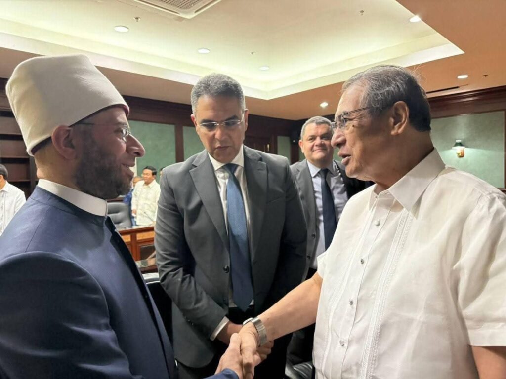 fb_img_17760789375241322204149946832288-1024x768 رئيس المحكمة العليا بالفلبين يستقبل وزير الأوقاف لبحث تدريب القضاة الشرعيين بأكاديمية الأوقاف الدولية