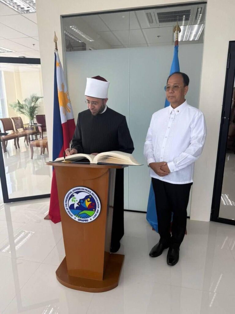 fb_img_17761585196787348532656222070998-768x1024 مستشار الرئيس الفلبيني للمصالحة والوحدة يستقبل وزير الأوقاف ضمن جدول الزيارة إلى الفلبين