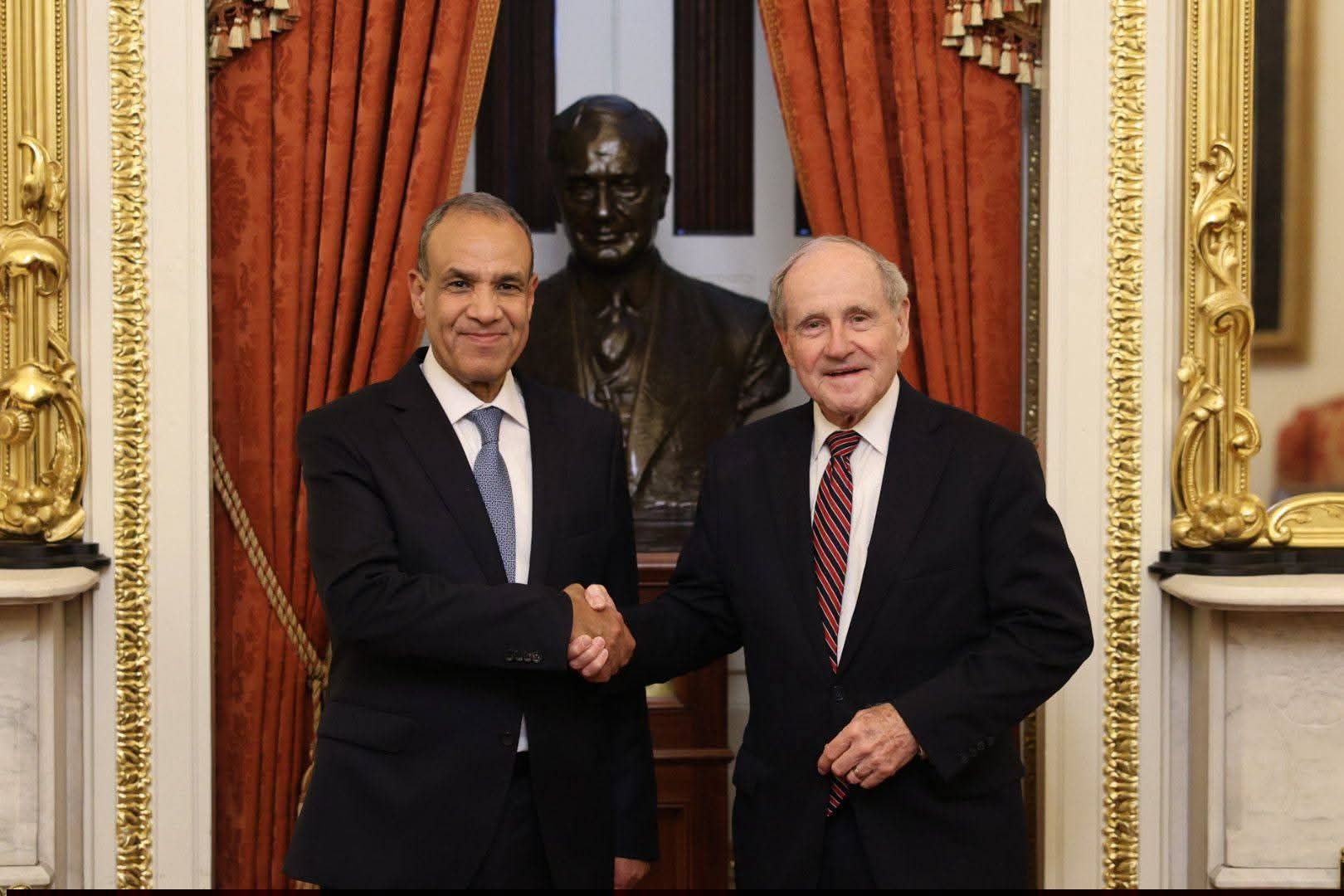 وزير الخارجية يلتقي رئيس لجنة العلاقات الخارجية بمجلس الشيوخ الأمريكي