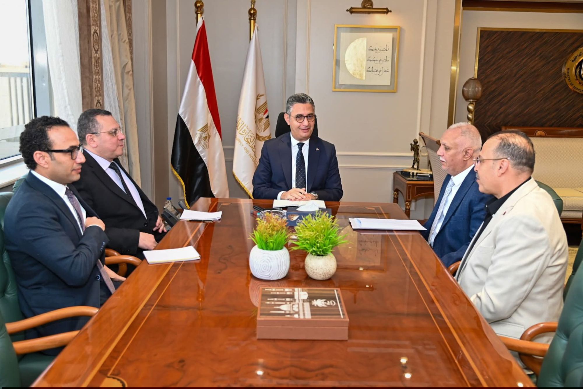 وزير التموين والتجارة الداخلية يعقد اجتماعًا موسعًا مع ممثلي البدالين التموينيين وشعبة المواد الغذائية لبحث التحديات وتعزيز كفاءة منظومة التوزيع