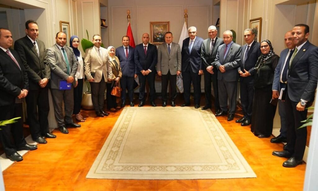 fb_img_17763322055865150337605182059674-1024x615 وزيرا التعليم العالي والعمل يبحثان تعزيز التكامل بين التعليم العالي وسوق العمل وإعداد كوادر قادرة على المنافسة محليًّا ودوليًّا