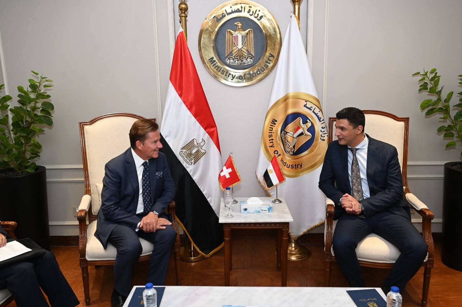 بيان صادر عن وزارة الصناعة:■ وزير الصناعة يبحث مع سفير سويسرا بالقاهرة سبل تعزيز التعاون بين البلدين للوصول لمرحلة الشراكة الصناعية