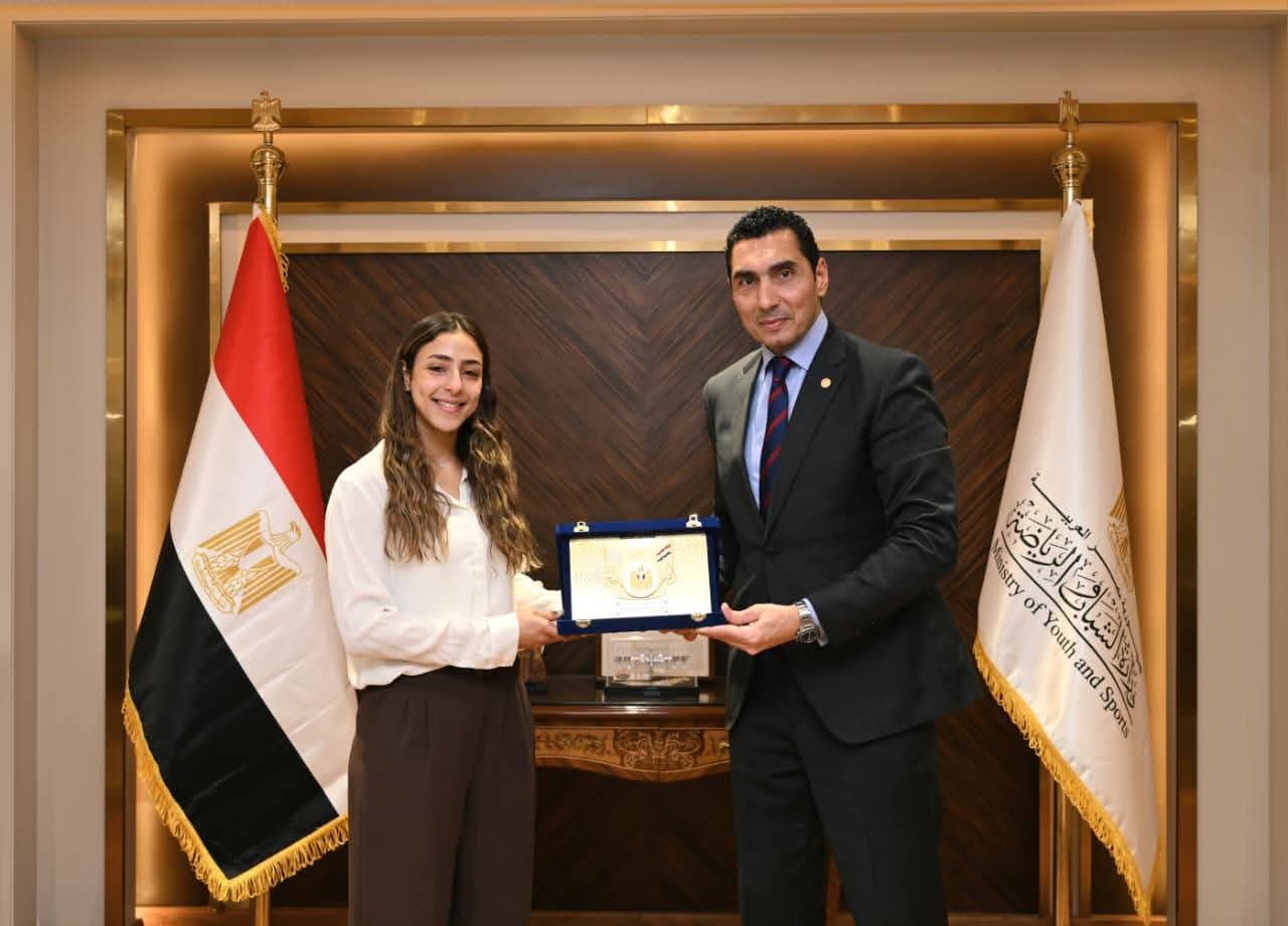 بيان صادر عن وزارة الشباب والرياضة:▪︎وزير الشباب والرياضة يكرم هانيا الحمامي بعد تتويجها ببطولة الجونة الدولية للاسكواش