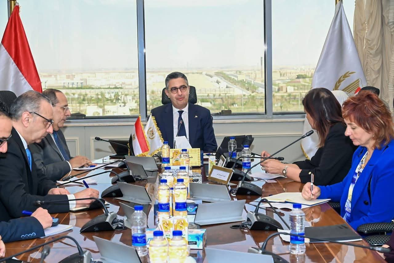 بيان صادر عن وزارة التموين والتجارة الداخلية:▪︎الدكتور شريف فاروق وزير التموين والتجارة الداخلية يعقد اجتماعًا مع مسؤولي برنامج الأغذية العالمي لتعزيز التعاون في مجالات الأمن الغذائي والدعم الفني