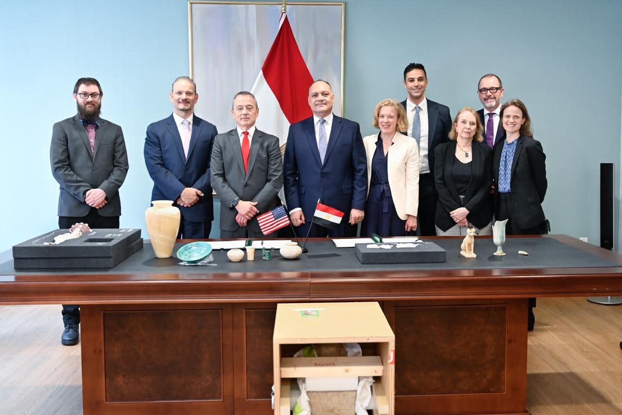 تعاون مصرى أمريكي لاسترداد ١٣ قطعة آثرية تنمتي إلي عصور تاريخية مختلفة من الحضارة المصرية القديمة