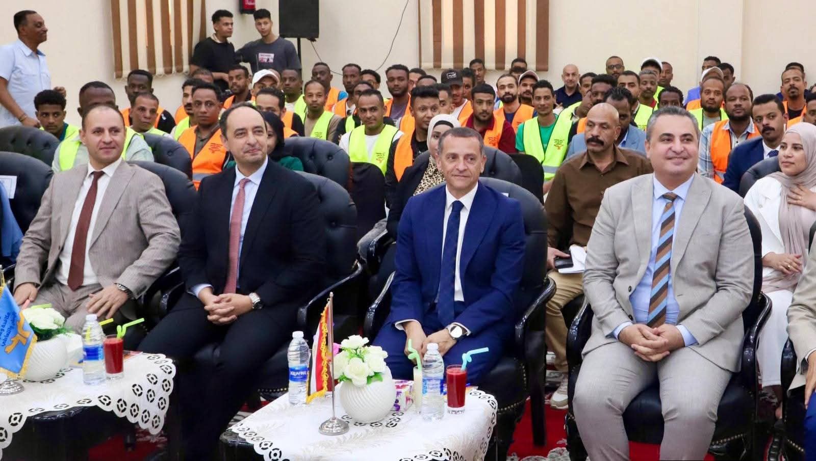 محافظ أسوان ومدير صندوق مكافحة الإدمان يشهدان فعالية تخريج 100 متعافي جديد من تعاطى المواد المخدرة بمركز العزيمة التابع للصندوق بالتعاون مع جامعة أسوان&nbsp;