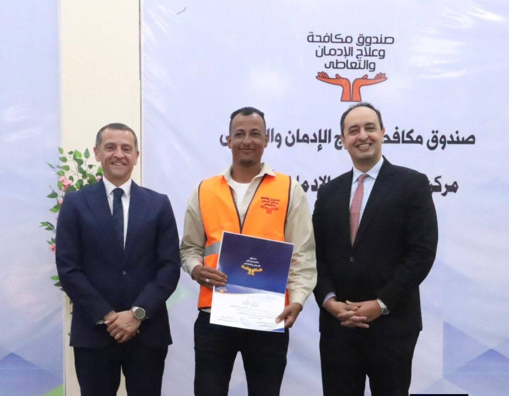 fb_img_17774545196228265357625437127910-1024x797 محافظ أسوان ومدير صندوق مكافحة الإدمان يشهدان فعالية تخريج 100 متعافي جديد من تعاطى المواد المخدرة بمركز العزيمة التابع للصندوق بالتعاون مع جامعة أسوان 