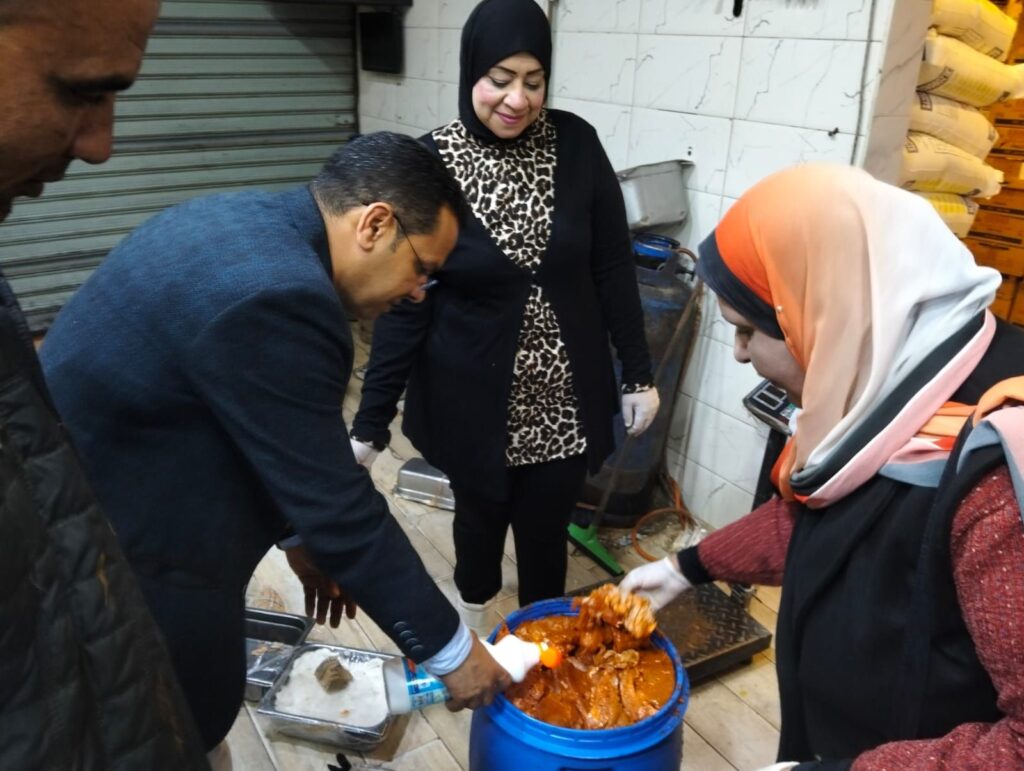 img-20260401-wa00008484358705480740695-1024x771 تموين السويس يكثف<br> المرور الليلي لمتابعة سلامة الغذاء وضبط الأسعار ومراجعة التراخيص وإغلاق المحال العامة 9 مساء