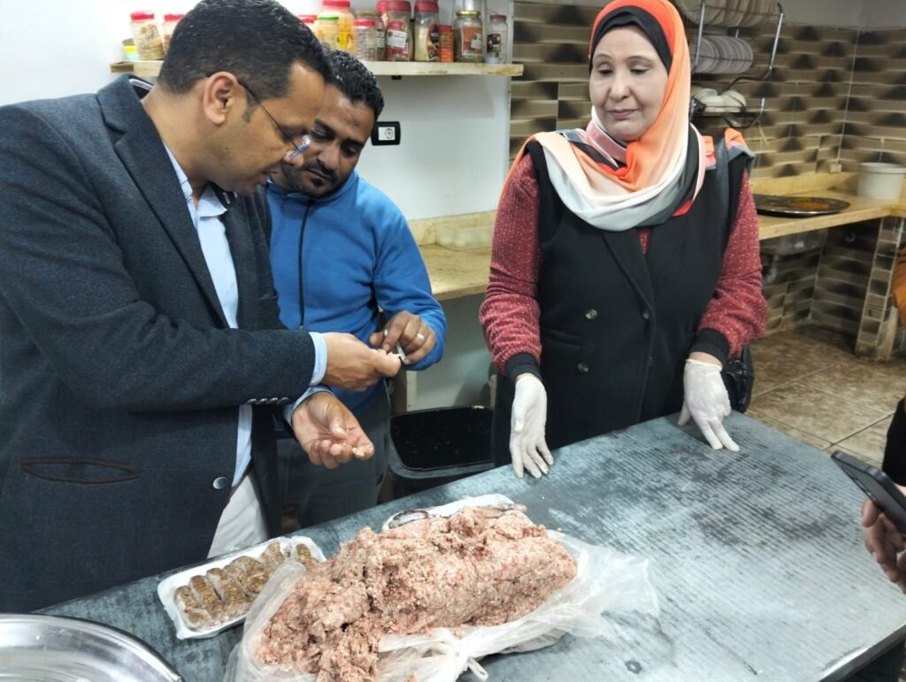 img-20260401-wa00017656505565967188017-1024x771 تموين السويس يكثف<br> المرور الليلي لمتابعة سلامة الغذاء وضبط الأسعار ومراجعة التراخيص وإغلاق المحال العامة 9 مساء