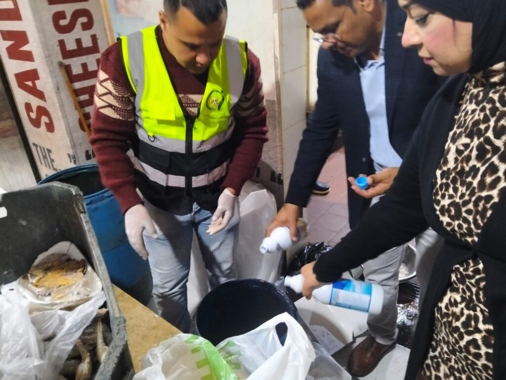 img-20260401-wa0002620957696463981188-1024x771 تموين السويس يكثف<br> المرور الليلي لمتابعة سلامة الغذاء وضبط الأسعار ومراجعة التراخيص وإغلاق المحال العامة 9 مساء