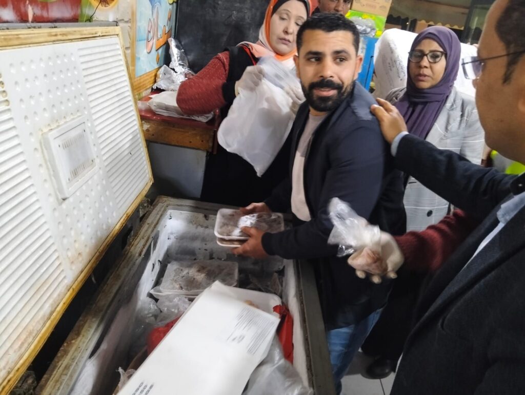 img-20260401-wa00038830881073414381255-1024x771 تموين السويس يكثف<br> المرور الليلي لمتابعة سلامة الغذاء وضبط الأسعار ومراجعة التراخيص وإغلاق المحال العامة 9 مساء