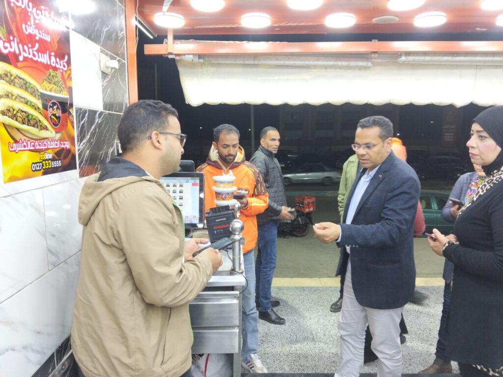 img-20260401-wa00043938147685433632730-1024x768 تموين السويس يكثف<br> المرور الليلي لمتابعة سلامة الغذاء وضبط الأسعار ومراجعة التراخيص وإغلاق المحال العامة 9 مساء