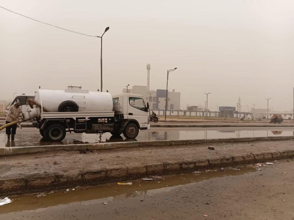 img-20260402-wa0067415344695670021042-1024x768 جهود كسح مياة الأمطار من شوارع حي الاربعين بالسويس