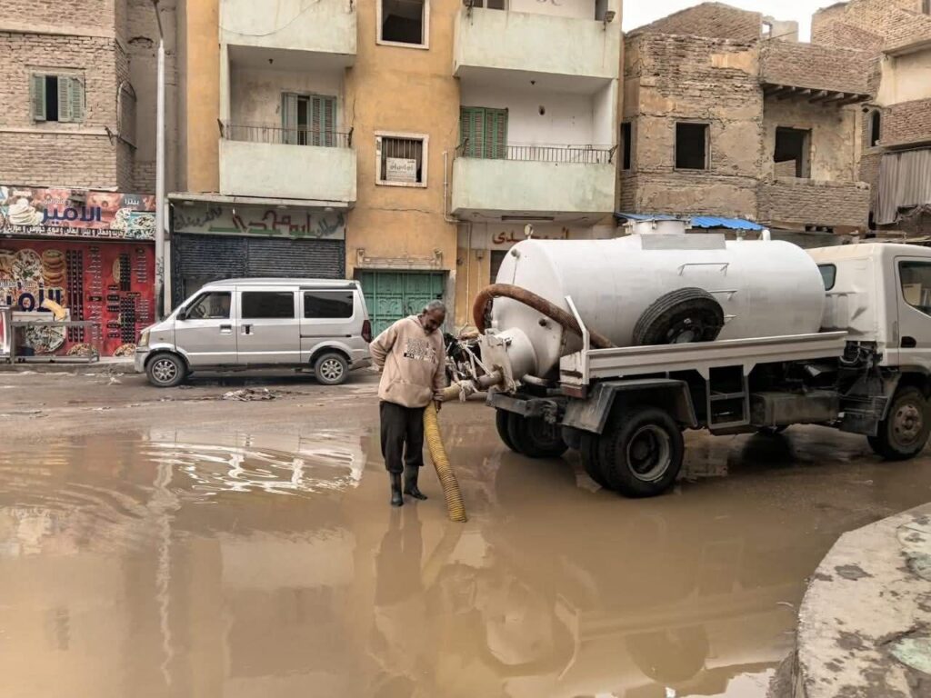 img-20260402-wa00682886344150762744418-1024x768 جهود كسح مياة الأمطار من شوارع حي الاربعين بالسويس