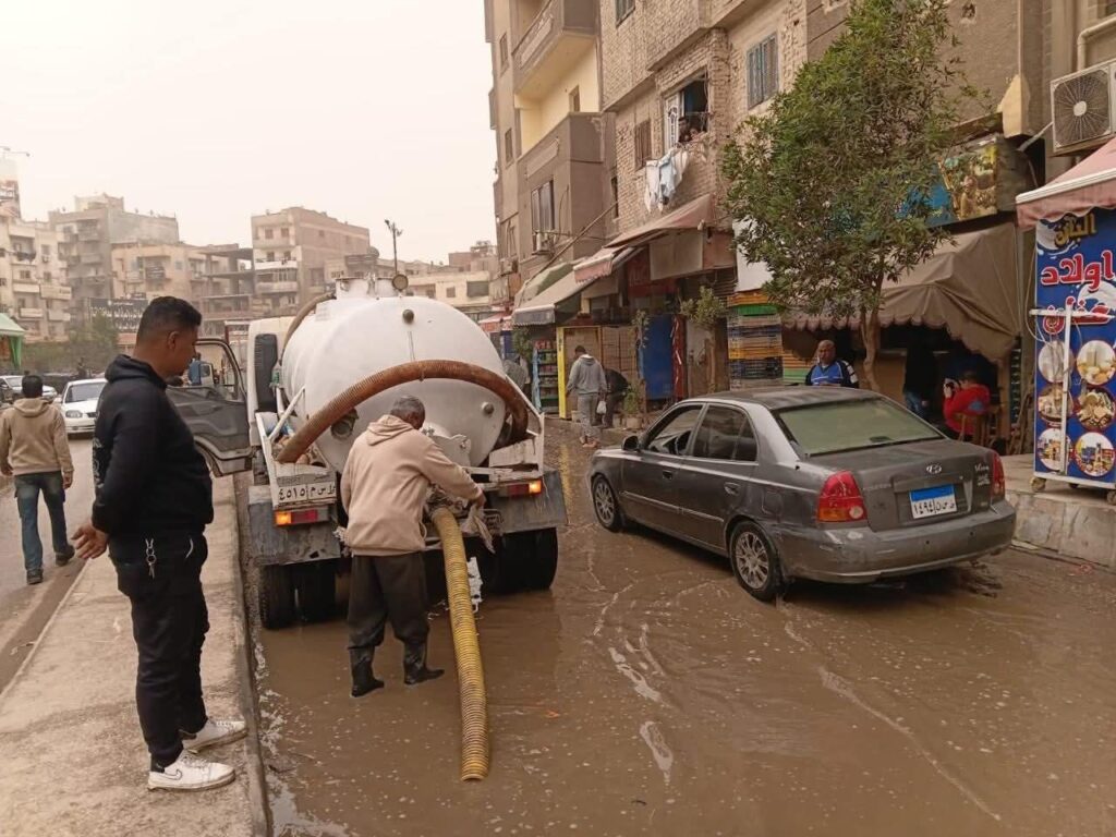 img-20260402-wa00718474624191555199876-1024x768 جهود كسح مياة الأمطار من شوارع حي الاربعين بالسويس