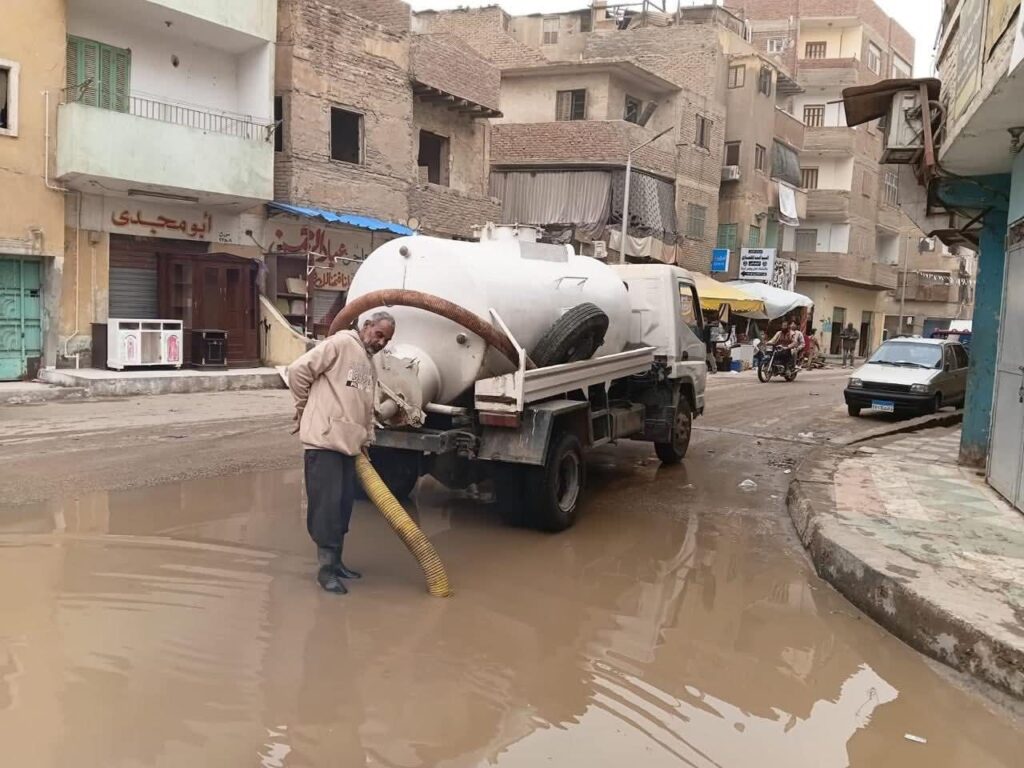 img-20260402-wa00721958377943411260287-1024x768 جهود كسح مياة الأمطار من شوارع حي الاربعين بالسويس