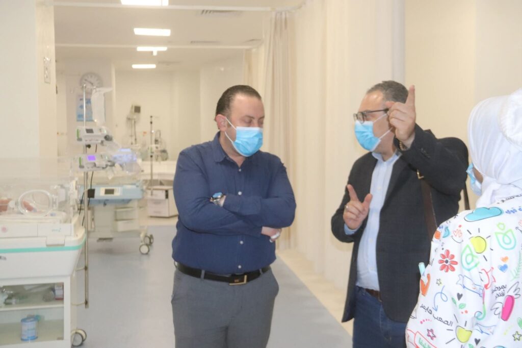 img-20260402-wa00751882512641737241305-1024x682 جولة مفاجئة مساءاً بمجمع السويس الطبى لرئيس إقليم القناه ومدير عام الهيئة العامة للرعاية الصحية بالسويس ..