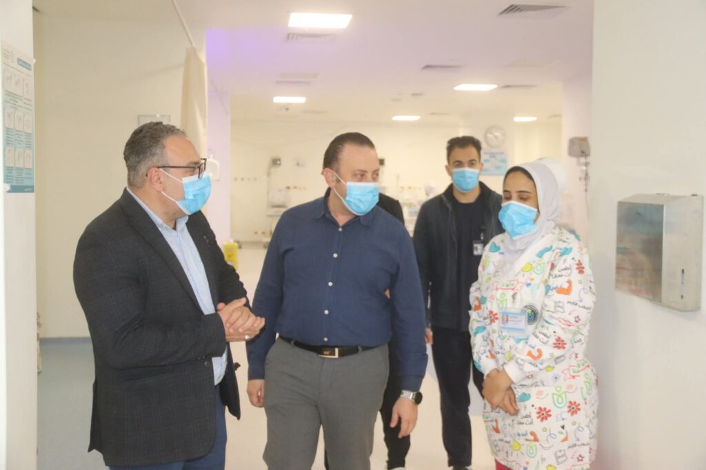 img-20260402-wa00777518885848103115266-1024x682 جولة مفاجئة مساءاً بمجمع السويس الطبى لرئيس إقليم القناه ومدير عام الهيئة العامة للرعاية الصحية بالسويس ..