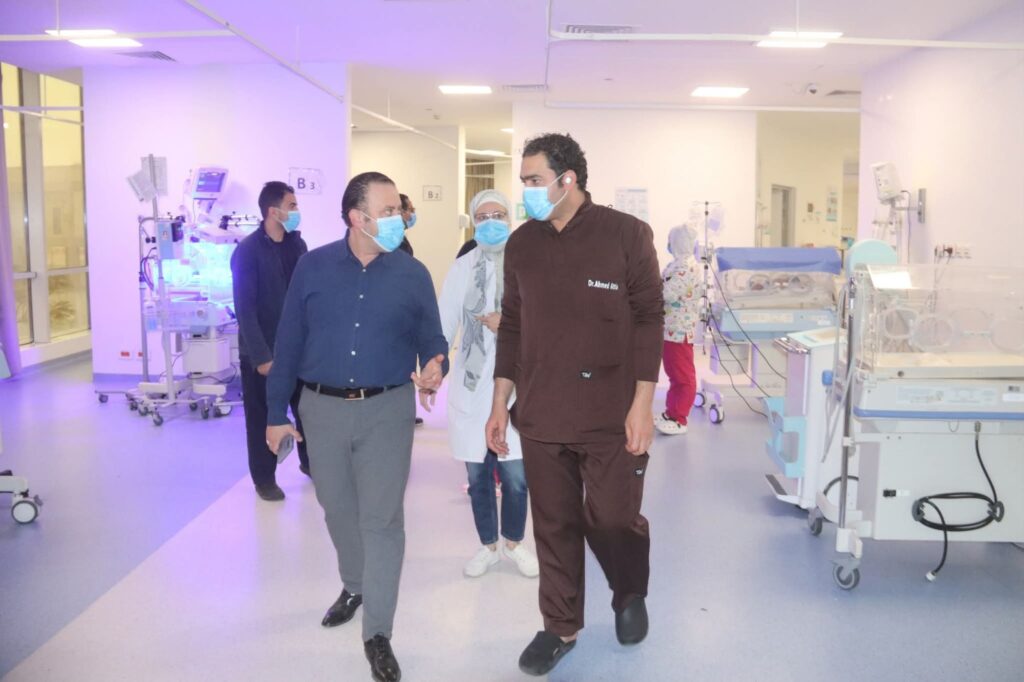 img-20260402-wa00785529652467987939989-1024x682 جولة مفاجئة مساءاً بمجمع السويس الطبى لرئيس إقليم القناه ومدير عام الهيئة العامة للرعاية الصحية بالسويس ..