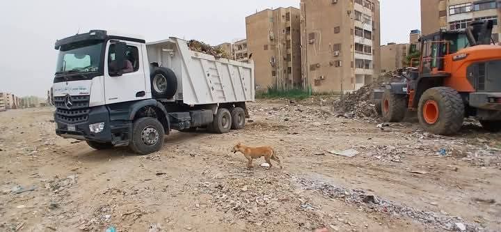 حى فيصل يواصل العمل 3 أيام متصلة لرفع تراكمات قديمة ومخلفات بناء لمدينتي إسبيكو و تعاونيات البحر الأحمر