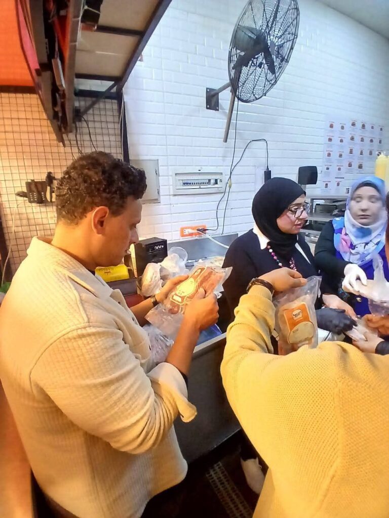 img-20260403-wa00047797487635850165459-768x1024 حملة مسائيه مكبره برئاسه حي السويس واداره التموين والطب البيطري