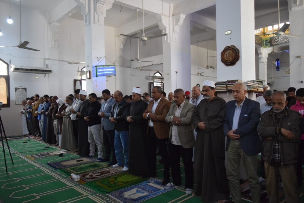 img-20260403-wa00543419574576874934754-1024x683 محافظ السويس يؤدي صلاة الجمعة بمسجد التنعيم وسط الأهالي منطقة تعاونيات اسبيكو بحي فيصل
