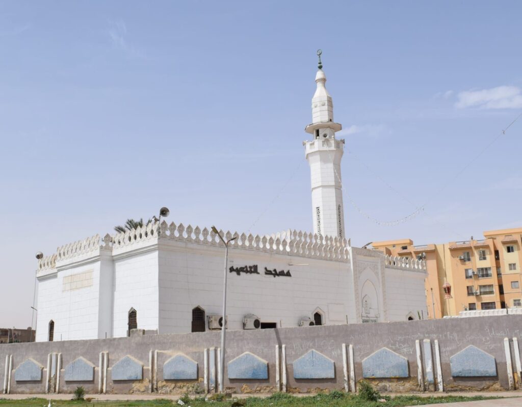 img-20260403-wa00566633135564515439515-1024x799 محافظ السويس يؤدي صلاة الجمعة بمسجد التنعيم وسط الأهالي منطقة تعاونيات اسبيكو بحي فيصل