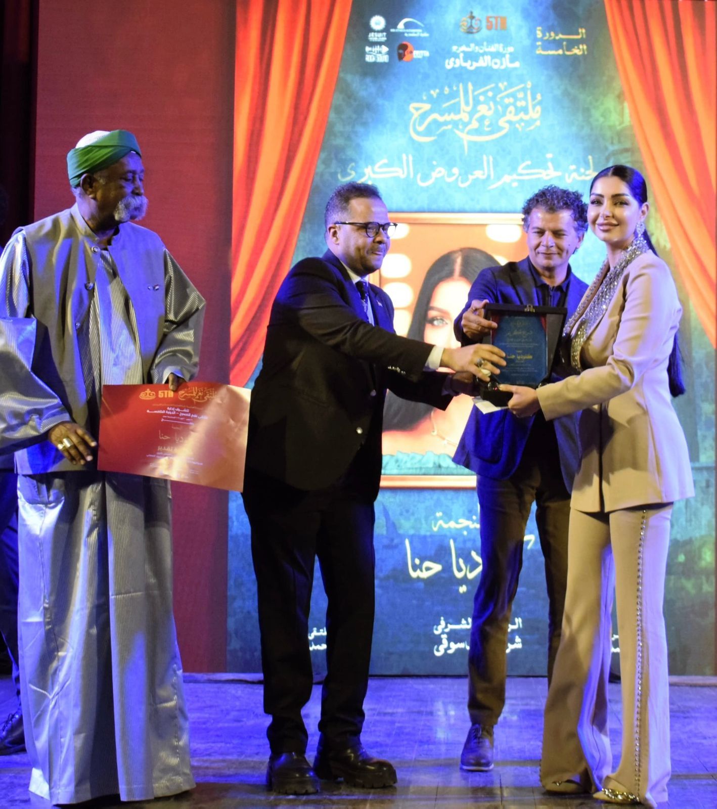 تكريم النجمة كلوديا حنا في ختام ملتقى نغم المسرحي بالإسكندرية ومشاركتها في تحكيم العروض الكبرى بدورة مازن الغرباوي