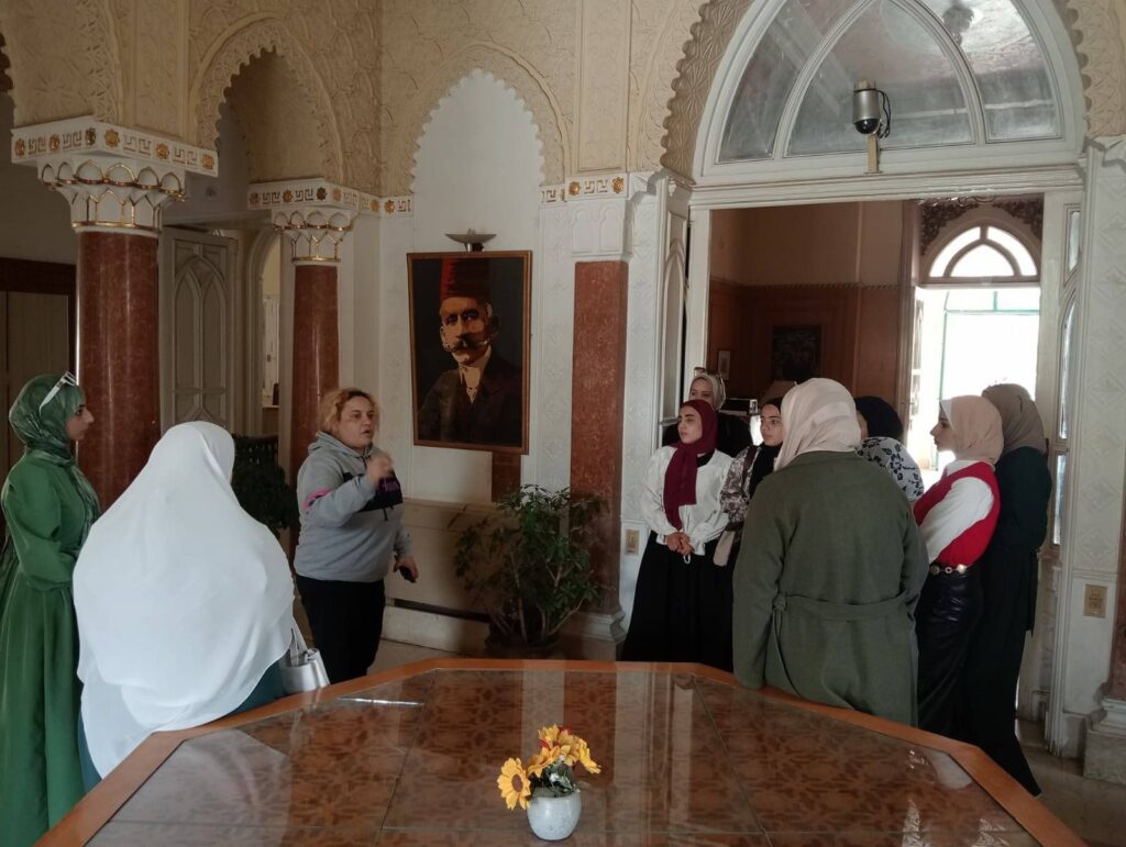 img-20260404-wa00522952025674006626954-1024x771 طلاب جامعة الفيوم في زيارة ثقافية إلى مكتبة القاهرة الكبرى بقصر الأميرة سميحه حسين كامل