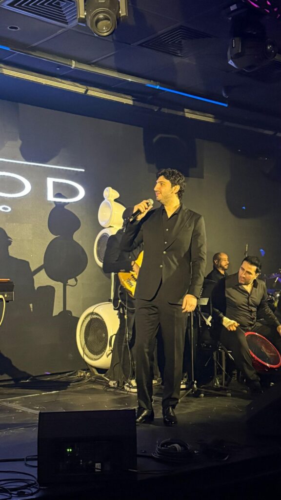 img-20260404-wa00785760687379603674491-576x1024 من "يا غايب" إلى "يانا يانا".. محمد فضل شاكر يشعل حماس الجمهور في الزمالك (صور)