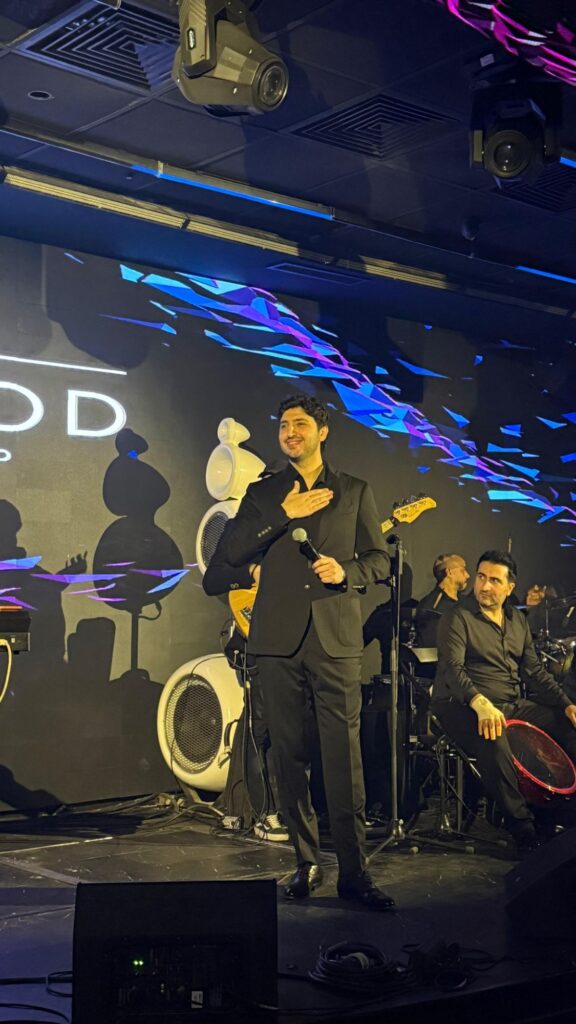 img-20260404-wa00804231500283725528969-576x1024 من "يا غايب" إلى "يانا يانا".. محمد فضل شاكر يشعل حماس الجمهور في الزمالك (صور)